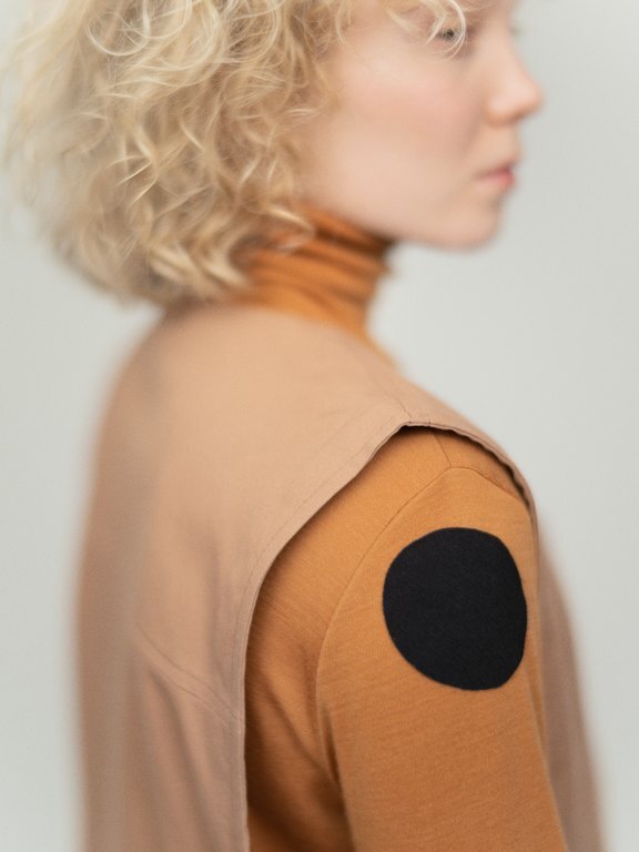 FabPatch Vaatelaastari musta merinopaikka merinoneuleessa